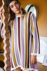 Vestido corto de manga larga con calado, estilo bohemio.