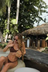 Top de bikini amarillo con breteles finos y espalda regulable.