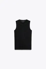 Top negro de punto liso, cuello redondo y sisa.
