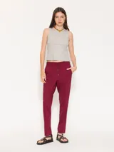 Pantalón babucha color café, confeccionado en algodón liviano, con cintura elastizada, cordón ajustable, bolsillos laterales y botamangas levemente entalladas.