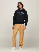 Buzo negro con capucha de Tommy Hilfiger. Tiene el logo de la marca bordado en blanco en el pecho y el logo de la bandera en el puño.