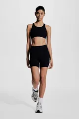 Top deportivo negro de soporte alto, confeccionado en tejido funcional ShapeMove™ y DryMove™. Cuenta con copas forradas con relleno extraíble, breteles anchos ajustables, espalda nadadora de malla y cierre de corchetes.