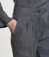 Pantalón recto de jacquard color gris con estampado de piel de cobra.