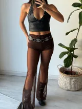 Pantalón marrón de tul con short interno y corte acampanado.