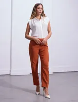 Pantalón de vestir color ladrillo, marca Zac & Rachel, confeccionado en gabardina elastizada. Diseño con bolsillos delanteros y traseros.
