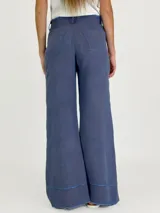 Pantalón de lino color amarillo, de corte palazzo y tiro alto.