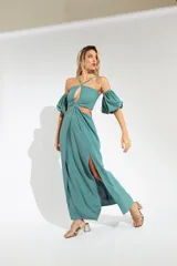 Vestido largo color verde agua, con escote halter, mangas abullonadas desmontables, abertura en la falda y espalda regulable con tiras.