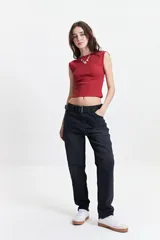 Musculosa cropped color ladrillo, de corte ajustado y espalda descubierta.