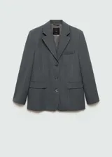 Blazer gris con estampado de raya diplomática, cuello con solapa, cierre de botones en la parte delantera, manga larga con puños abotonados, hombreras y dos bolsillos de solapa en la parte delantera.