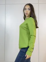 Buzo verde de tejido de punto, con cuello redondo y mangas largas.