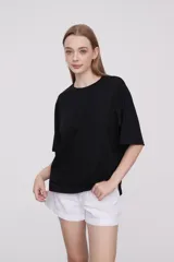 Remera negra de corte ancho y mangas cortas.
