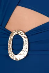 Traje de baño entero asimétrico de un hombro color azul rey, con corte lateral y hebilla dorada.