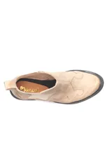 Bota corta de cuero con elástico, estilo texano, con diseño tradicional y detalles en relieve.