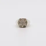 Anillo tipo sello en plata 925 con diseño de abeja en relieve.