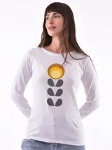 Remera blanca de manga larga con cuello redondo y estampado abstracto en tonos pastel.