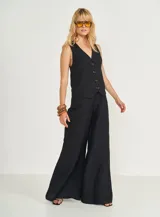 Pantalón palazzo negro de lino, de tiro alto y corte holgado.