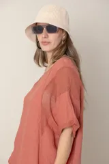 Blusa italiana de lino color blanco, de corte suelto con detalle de calado en hombros y mangas.