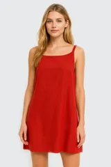 Vestido corto rojo de lino con breteles finos y escote recto.