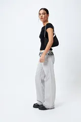 Pantalón de jean gris oscuro, de corte recto y tiro bajo.