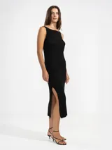 Vestido midi negro tejido en jersey con hilo de lurex plateado, escote bote y abertura lateral. Incluye detalle en cobre con el logo de Polonio.