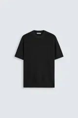 Camiseta negra de corte recto y manga corta, tejida en punto perlado de algodón.