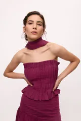 Top strapless azul con bufanda integrada, confeccionado en tejido texturizado.