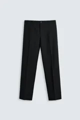 Pantalón de vestir negro slim fit confeccionado en tejido de lana de origen italiano, con bolsillos frontales y traseros de doble vivo.