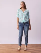 Blusa de gasa estampada azul con diseño paisley, marca Ruby Rd. Cuello a la base, escote en v y abertura con botones. Delantera con bolsillos. Largo de manga regulable con presilla y botón. Terminación de ruedo con nudo.