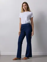 Jegging azul oscuro marca Zac & Rachel con pretina elastizada, bolsillos delanteros y traseros, y terminación bootcut.