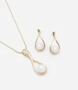 Conjunto de bijouterie con caravanas colgantes y collar con dije en forma de gota con perla.