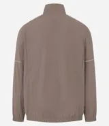 Campera deportiva color marrón, con cuello alto, cierre frontal con cremallera, manga larga, bolsillos laterales y detalles de etiqueta aplicada y rayas.