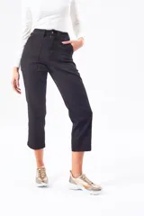 Jean cargo negro de corte wide leg, con bolsillos frontales y traseros, en tiro medio.