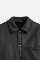 Sobrecamisa marrón de efecto piel con interior de borreguillo combinado a tono, de corte relaxed fit, cuello solapa, manga larga con puños abotonados, bolsillos de plastrón en pecho y laterales en cadera, efecto lavado y cierre frontal con botones a presión.