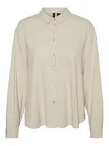 Camisa color beige de manga larga con cuello camisero y botones al frente.