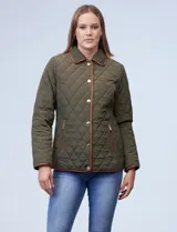 Campera capitoneada verde con botones metálicos y bolsillos verticales, de la marca Michael Kors.