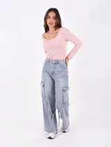 Remera básica de manga larga, color azul marino, con escote redondo y calce ajustado al cuerpo.