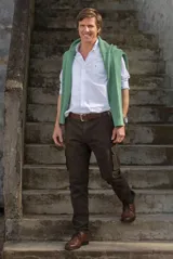 Pantalón cargo gris de algodón, corte recto, con bolsillos laterales y traseros.