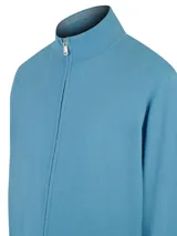 Sweater celeste de punto con cuello alto y cierre frontal completo.