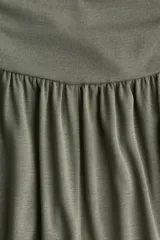 Short verde militar de punto acanalado fino de viscosa, con cintura ancha y costuras laterales fruncidas que crean un efecto drapeado.