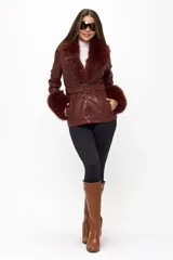 Campera tipo tapado color marrón, con cuello y puños de piel sintética desmontables. Incluye un cinturón con hebilla cuadrada para ajustar la silueta y cierre frontal de botones.