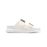 Sandalias blancas con plataforma baja, capellada sintética lisa con dos hebillas decorativas metálicas, plantilla sintética texturada y suela de goma liviana antideslizante.