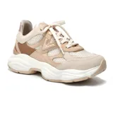 Championes Via Marte Maia color beige con detalles en marrón y dorado. Capellada de cuero sintético y malla, con cordones y suela chunky blanca.