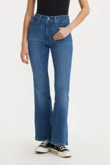 Jeans flare de tiro alto, color azul medio, con diseño clásico que se ajusta a la figura.