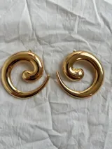 Par de aros grandes dorados con forma de espiral.