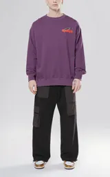 Buzo color morado con estampa de Rambo en el frente.