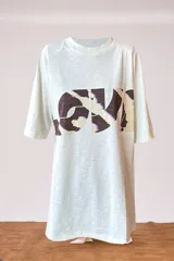 Remera blanca de algodón con estampado de la frase 'Oui Oui' en color marrón. Corte recto y holgado, largo a la cadera.