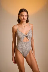 Malla entera con estampado geométrico en tonos beige y marrón, con breteles finos y abertura en el abdomen.