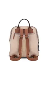 Mochila negra de símil cuero con apertura superior doble con cierres individuales. Bolsillos al frente con cierres metálicos, uno principal de mayor capacidad y dos pequeños. Correas largas a tono regulable con hebillas.