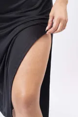 Vestido midi negro de breteles finos con frunce en el escote.