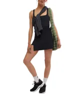 Vestido deportivo negro de corte ajustado, con escote cuadrado en el frente y tirantes anchos. La falda es corta y presenta un diseño envolvente o cruzado.